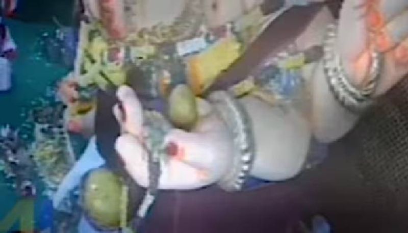 man steals 11 kg laddu from Ganesh Pandal caught in CCTV rlp