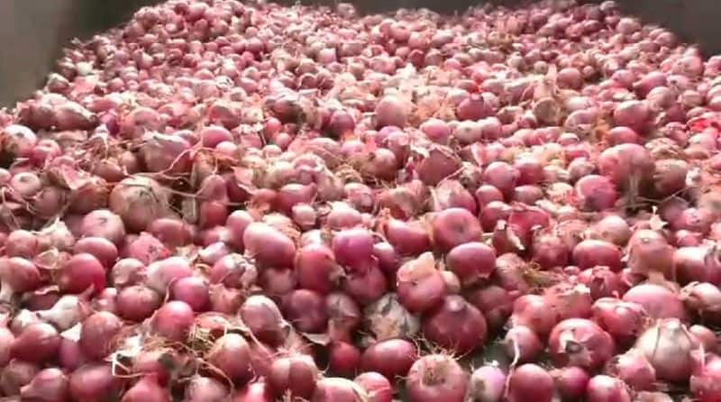 Onion prices fall farmers are tears at kotenadu chitradurga  rav