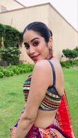 రంగుల హరివిల్లులా జాన్వీ కపూర్.. నడుము సొగసుతో కిరాక్ షో, మెస్మరైజింగ్ ఫోజులు వైరల్ 