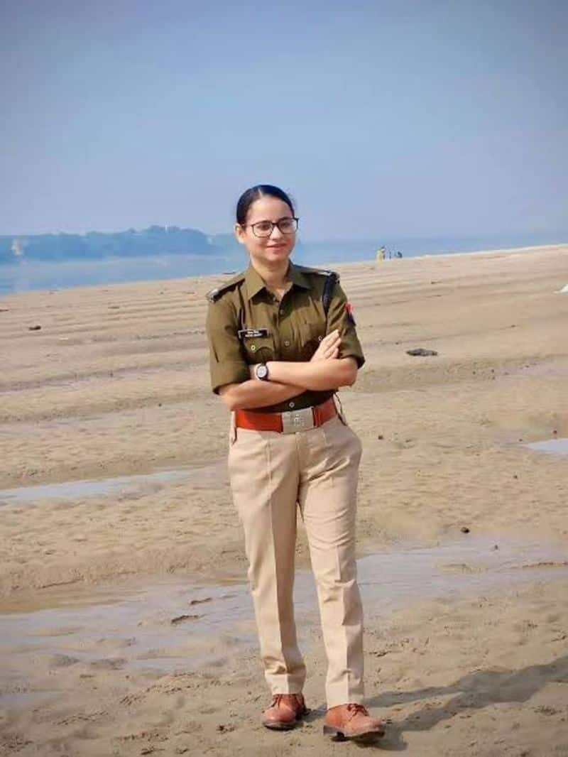 success story of kanpur dsp priya singh left income tax job ZKAMN