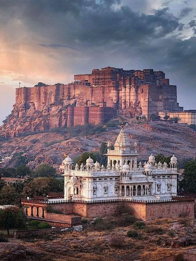 मेहरानगढ़ फोर्ट राजस्थान के जोधपुर शहर के ठीक बीचों-बीच स्थित है