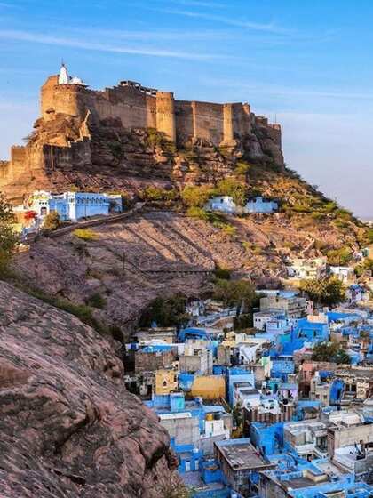 किला करीब 125 मीटर की ऊंचाई पर बना है, और कुतुबमीनार से भी ऊंचा है