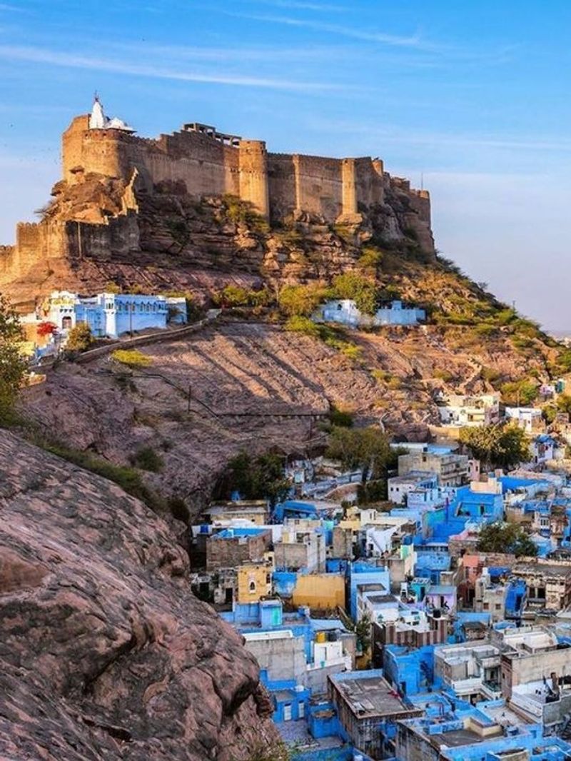 किला करीब 125 मीटर की ऊंचाई पर बना है, और कुतुबमीनार से भी ऊंचा है