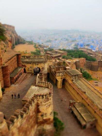 किले के दीवारों की परिधि 10 किलोमीटर तक फैली हैं