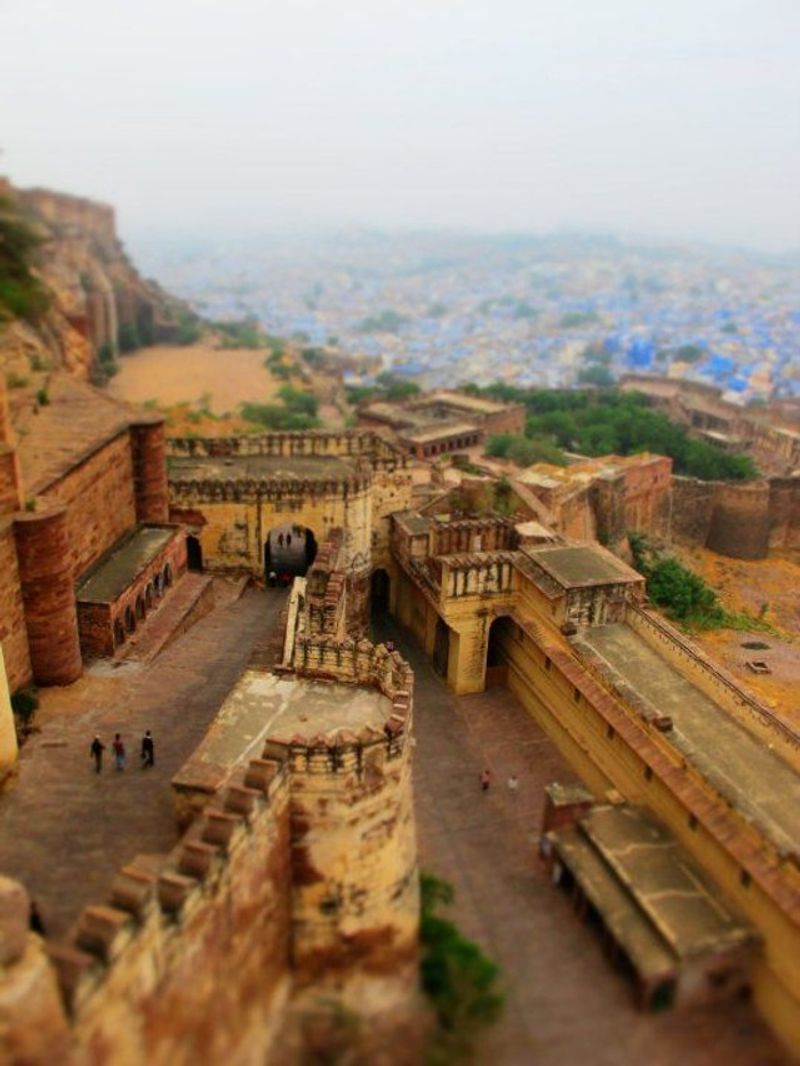 किले के दीवारों की परिधि 10 किलोमीटर तक फैली हैं