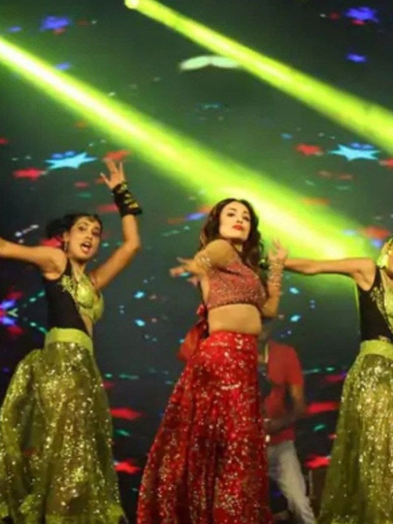 मलाइका ने ट्रेंडिंग song परम सुंदरी जैसे गानों पर भी परफॉर्म किया