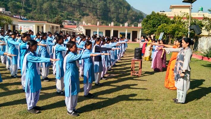 Dismissal of 20 lakh students from Bihar government schools Govt suspected that students studying in a private school but for DBT They joining a government school akb