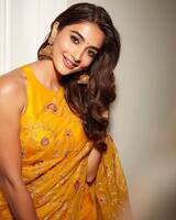చీకట్లో ఎల్లో శారీలో వెలిగిపోతున్న పూజా హెగ్డే.. స్లీవ్‌లెస్‌ బ్లౌజ్‌లో హార్ట్ బీట్‌ పెంచేలా పోజులు