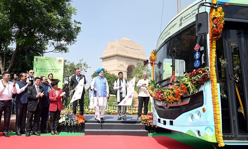 Tata Motors delivers first-of-its-kind Hydrogen Fuel Cell powered buses to Indian Oil ckm