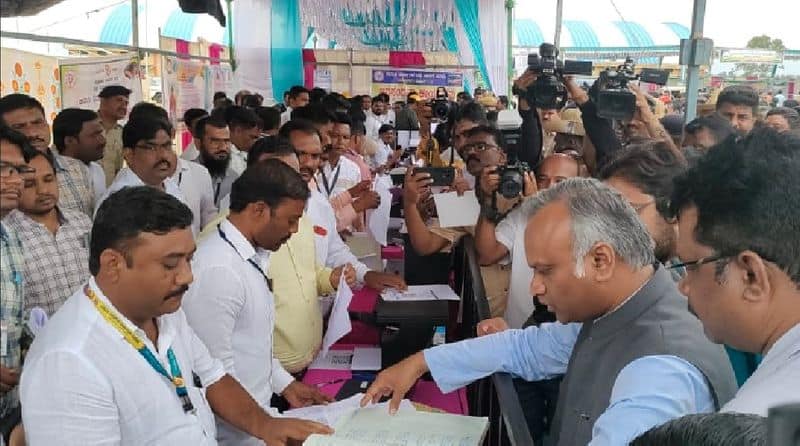 Janata darshan Minister Priyank Kharge listened to the grievances of Chincholi public at kalaburagi rav