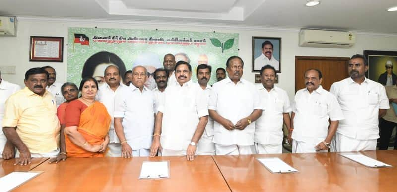 Nainar Nagendran brother Veera Perumal joined the AIADMK in the presence of Edappadi Palaniswamy KAK