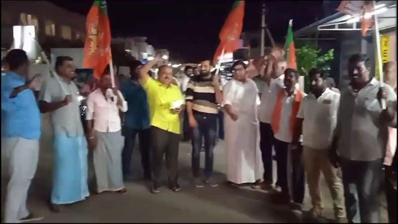 bjp cadres celebrate aiadmk decision on nda alliance break issue in kovilpatti vel