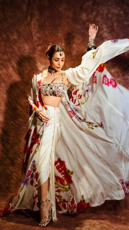 <p>सेसी लुक देने के लिए हॉल्टर नेक ब्लाउज परफेक्ट रहते हैं। मलाइका ने डिजाइनर ड्रेस के साथ हैवी एंब्रॉयडरी का ब्लाउज पहना है। आप मिनिमल मेकअप के साथ इसे साड़ी संग पेयर करें। </p>
