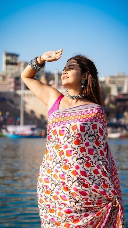 <p>आप टीवी की गोपी बहू की फ्लावर प्रिंट साड़ी नवरात्रि पर ट्राई करें। एक्ट्रेस ने स्लीवलेस ब्लाउज,सिल्वर ज्वेलरी के संग टीमअप किया है। आप बंद गले ब्लाउज के साथ इसे रिक्रिएट करें। </p>
