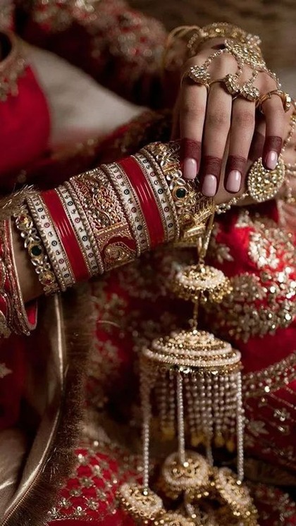 <p>दुल्हनों को ज्यादातर आपने रेड चूड़े में देखा होगा लेकिन अब ये ट्रेंड बदल रहा है। बॉलीवुड में अब रेड नहीं बल्कि पिंक चूड़ा पसंद किया जा रहा है। </p>

