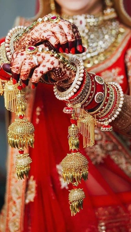 <p>ब्राइड के स्पेशल डे को खास बनाने में चूड़ा चार-चांद लगाते हैं। मार्केट में सिंपल से लेकर हैवी डिजाइन के चूड़ा आपको आसानी से मिल जाएंगे। </p>
