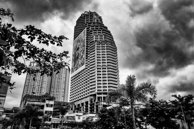 Bangkok Ghost Tower : A 46 high building that has been deserted for 26 years.. People are afraid to enter.. Rya