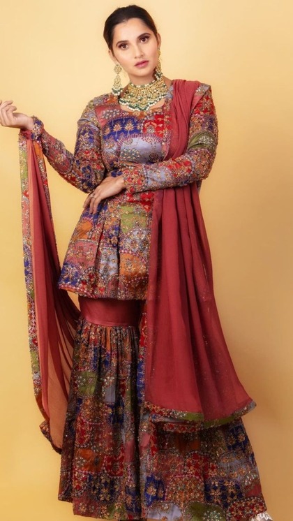 <p>किसी भी फंक्शन के लिए शरारा सेट बेस्ट रहते हैं। एक्ट्रेस ने मल्टी कलर शरारा सेट पहना है। आप हैवी ज्वेलरी के साथ Eid E Milad Un Nabi पर इसे पेयर करें। </p>
