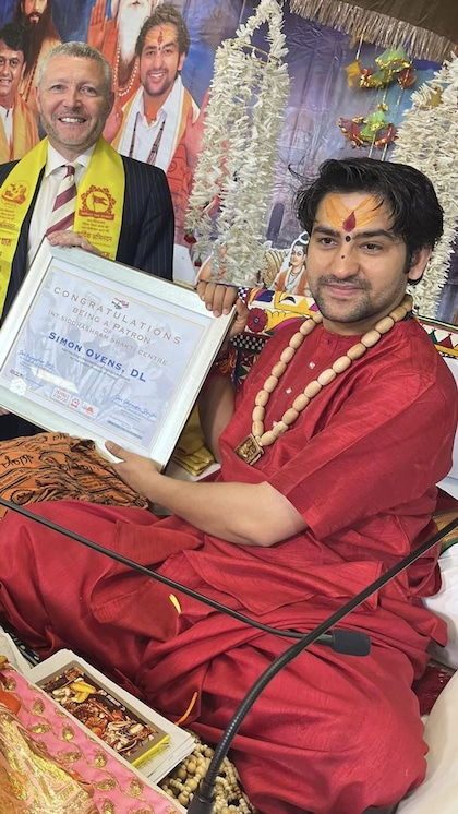 <p>पंडित धीरेंद्र शास्त्री के कईं वीडियो वायरल होते हैं। ऐसे ही एक वायरल वीडियो में बाबा बता रहे हैं कि शवयात्रा में मुर्दे के रूप कौन-सी 3 चीजें फेंकी जाती है और क्यों…<br />
 </p>
