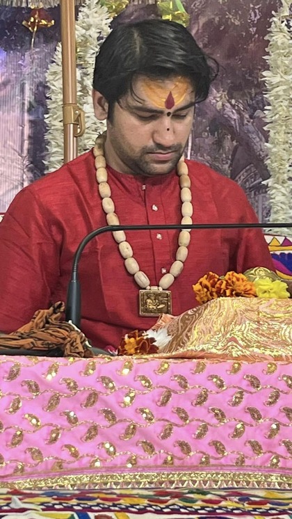 <p>बागेश्वर बाबा के अनुसार, शवयात्रा में मुर्दे पर फूल फेंके जाते हैं। वो इसलिए फेंकते हैं ताकि मृतक व्यक्ति ये आशीर्वाद देता हुआ जाए कि परिवार में फूलों की तरह सुगंध बनी रहे।</p>
