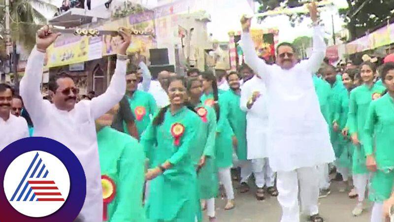 Vijayapura women performed in Ganesh Visarjan suh