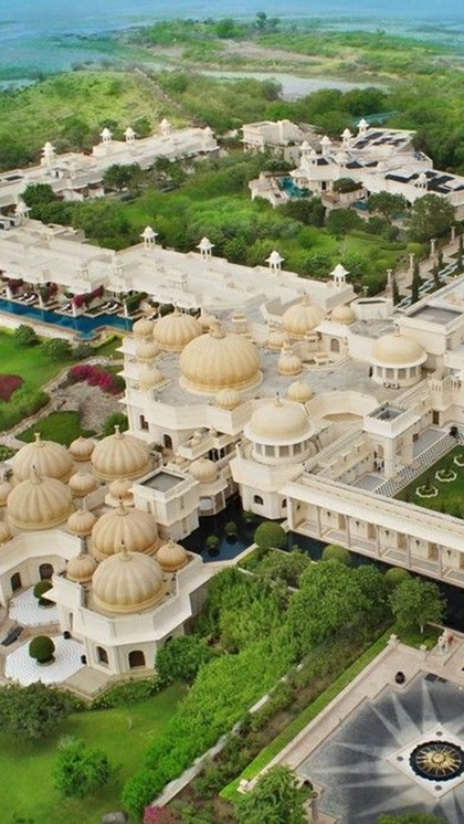 <p>आगरा शहर में मौजूद The Oberoi Amarvilas ताजमहल से 600 मीटर की दूरी पर स्थित है। यहां से ताज का दीदार होता है। यहां एक रात का किराया 1.5 लाख के करीब है। </p>

<p> </p>

<p> </p>

<p> </p>
