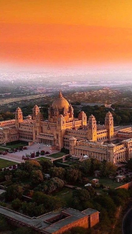 <p>जोधपुर में स्थित Umaid Bhawan Palace शाही खातिरदारी के लिए जाना जाता है। जो तीन भागों में बंटा है। शाही निवास, होटल और म्यूजिम। यहां एक रात का किराया 4 लाख रुपए है। </p>

<p> </p>

<p> </p>
