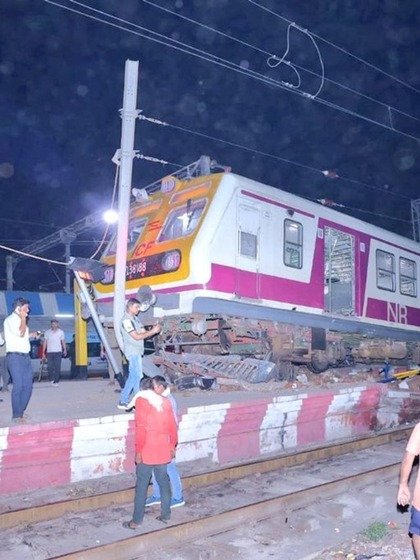 <p>हादसे के कारण प्लेटफार्म संख्या-2 की ओचएई वायर टूट गई। इससे संचालित होने वाली दिल्ली-आगरा रूट की मालवा सुपरफास्ट,अमृतसर-बांंद्रा टर्मिनस जैसी आधा दर्जन गाड़ियां प्रभावित हो गईं।</p>
