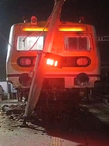 <p>शकूरबस्ती से चलकर ईएमयू ट्रेन मथुरा जंक्शन के प्लेटफार्म संख्या-2 के दिल्ली एंड पर पहुंची थी। अचानक ट्रेन ने रफ्तार पकड़ ली और स्टापर को तोड़ते हुए प्लेटफार्म पर चढ़ गई।</p>
