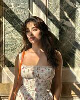 Janhvi Kapoor: లేలేత పరువాలతో మైమరిపిస్తున్న దేవర బ్యూటీ... ప్యారిస్ వీధుల్లో జాన్వీ  చక్కర్లు! 