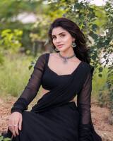బ్లాక్ శారీలో మైమరిపిస్తున్న బుల్లితెర అందం.. డీప్ బ్యాక్ తో మైండ్ బ్లాక్ చేస్తున్న వర్ష