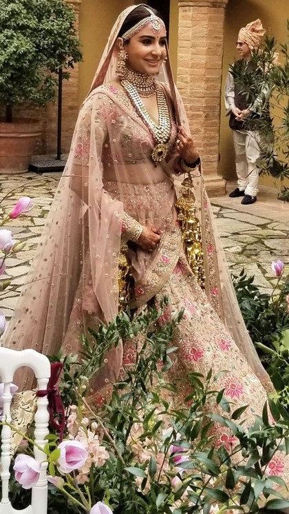 <p>अनुष्का शर्मा पहली थीं जिन्होंने रेड की जगह बेबी पिंक लहंगा चुना था। जिसके बाद से ऑफ व्हाइट लहंगे ट्रेंड में है। सभ्यसाची के लहंगे को 32 दिनों में 67 डिजाइनर्स ने तैयार किया था। </p>
