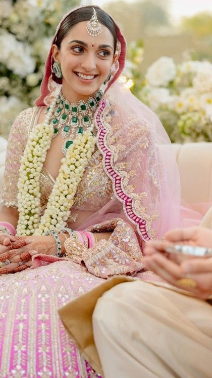 <p>कियारा ने रेड की जगह empress rose कलर का लहंगा पहना था।  इस पर इंट्रिकेट एम्ब्रॉइडरी थी,वहीं उन्होंने अल्ट्रा-फाइन हैंडकट डायमंड ज्वलेरी पहनी थी। </p>

