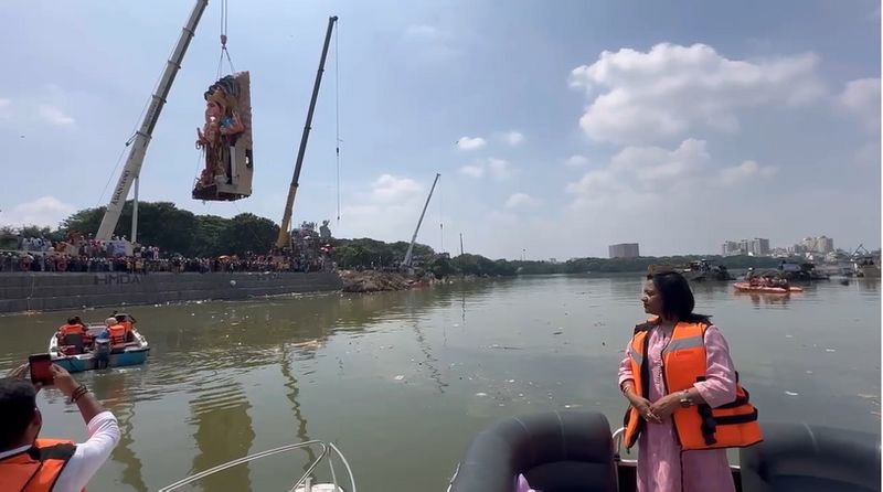 ghmc mayor gadwal vijayalakshmi supervision for khairatabad ganesh immersion ksp