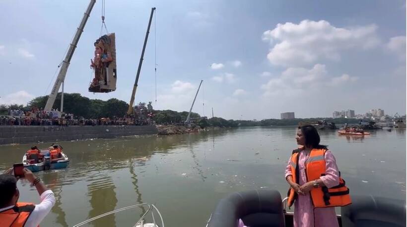 ఖైరతాబాద్ గణేశ్ నిమజ్జనం.. దగ్గరుండి పర్యవేక్షించిన జీహెచ్ఎంసీ మేయర్ విజయలక్ష్మీ (వీడియో)