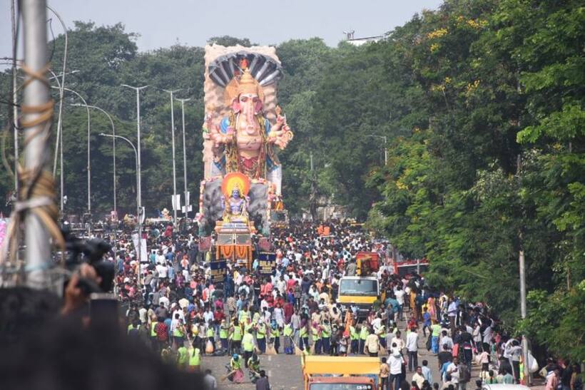 హుస్సేన్ సాగర్‌లో కొనసాగుతున్న గణేష్ విగ్రహాల నిమజ్జనం: నగరంలో పలు ప్రాంతాల్లో ట్రాఫిక్ జాం