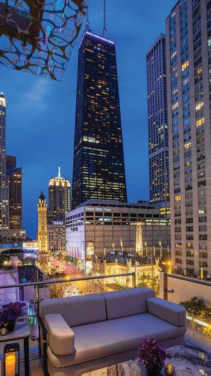 <p>New york में अंबानी Mandarin Oriental Hotel ओन करते हैं जिसकी कीमत 813 करोड रुपए है।<br />
 </p>

