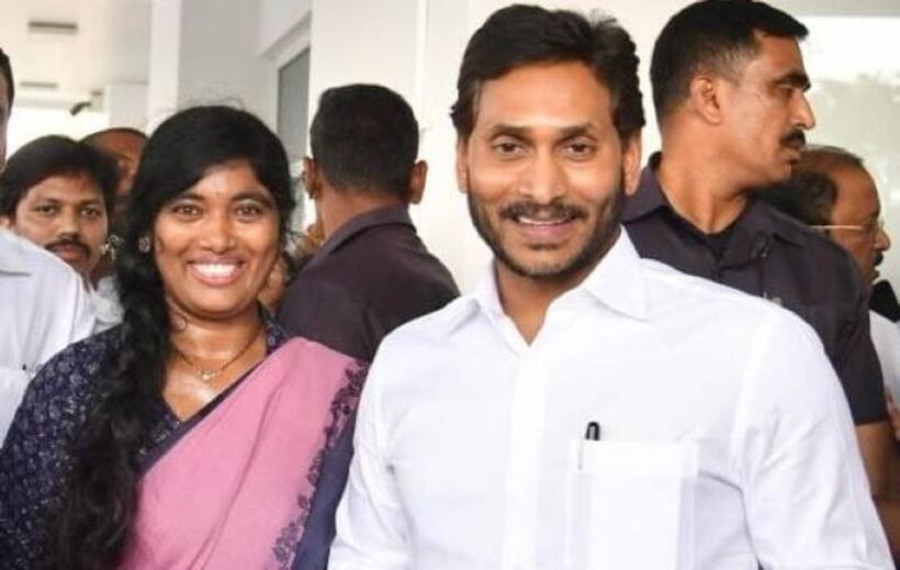 నందిగామ వైసిపిలో పాలి'ట్రిక్స్'... జగన్ ను కలిసిన జడ్పిటిసి, ఎమ్మెల్యేగా పోటీకి సై..! (వీడియో)