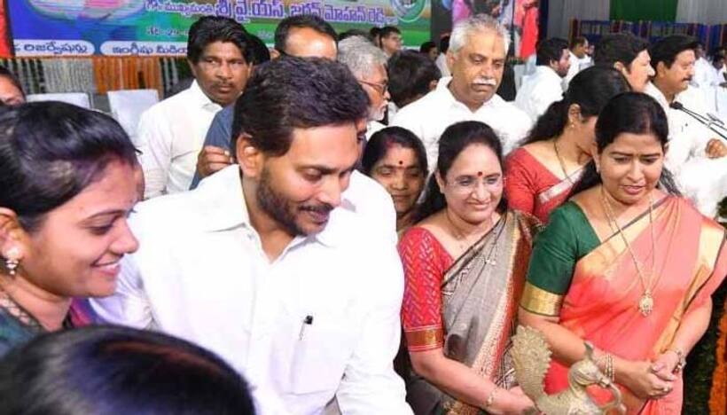   చంద్రబాబు‌కు అన్నీ అవినీతి మరకలే: మంచి జరిగితే మాకు  అండగా నిలవాలన్న జగన్