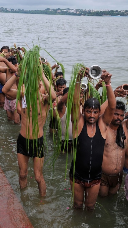 <p>पितृपक्ष में प्याज, लहसुन और शराब और मांस का सेवन करने से बचना चाहिए। अगर आप इसका सेवन करते हैं तो पितर नाराज हो सकते हैं।</p>
