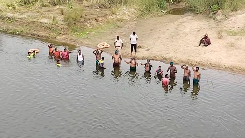 tamil nadu farmers protest against karnataka cm siddaramaiah at cauvery river in trichy vel