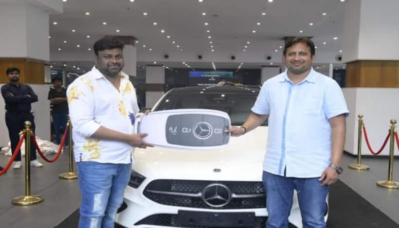 బేబి మూవీ డైరెక్టర్ సాయి రాజేశ్ కి  బెంజ్ కారు గిఫ్ట్. నిర్మాత ఎస్కేఎన్  మరో  కానుక 