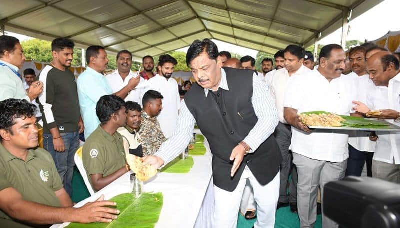 Minister HC Mahadevappa Served Food to the Mavutas and Kavadis in Mysuru grg