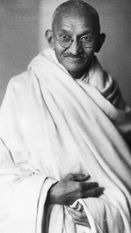 <p>2 अक्टूबर को गांधी जयंती है। इस दिन पूरी दुनिया बापू को नमन करती है। आपने महात्मा गांधी की कहानी तो पढ़ी होगी लेकिन उनसे जुड़ी फिल्म देखी है? नहीं देखी तो ये 8 फिल्में जरूर देखें। </p>
