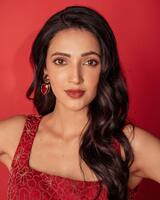 నడుమును నొక్కుతూ.. కత్తిలాంటి ఫోజులతో కవ్విస్తున్న నేహా శెట్టి.. ట్రెండీ వేర్ లో రాధిక మెరుపులు