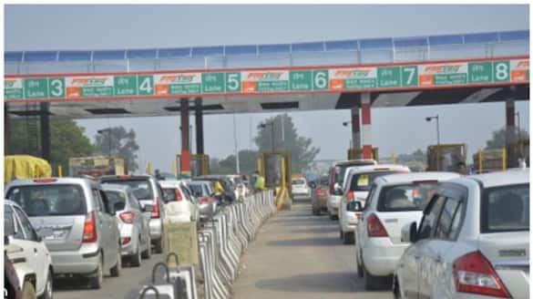 Rude behavior with female staff without paying toll at Srirangapatna in Mandya grg 