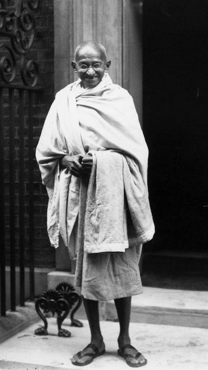<p>हिंदुस्तान को गुलामी की बेड़ियों से आजाद कराने में महात्मा गांधी का बड़ा योगदान रहा। जानिए आजादी के नींव रखने वाले 7 आंदलनों के बारे में।</p>
