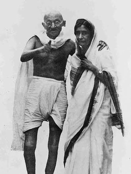 <p>अमृत कौर गांधी की सबसे क़रीबी सत्याग्रहियों में से एक थीं,1934 में उनकी पहली मुलाकात गांधी जी से से हुई थी। गांधी जी अपने खतों में अमृत कौर को 'प्यारी पागल' और 'बागी' लिखते थे। <br />
<br />
 </p>
