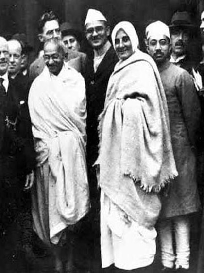<p>गांधी पर लिखी रोमैन की बायोग्राफी ने मेडेलीन को इतना प्रभावित किया कि उन्होंने शराब और मांस छोड़ खेती सीखना शुरू करने दिया।  गांधी मेडेलीन को अपनी बेटी कहते थे। </p>
