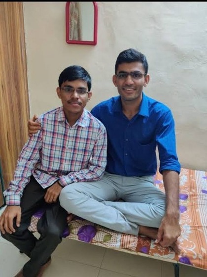 <p>राजस्थान के बाड़मेर जिले के रहने वाले गंगा सिंह राजपुरोहित हिंदी मीडियम स्टूडेंट रहे।साल 2016 में उन्होंने यूपीएससी परीक्षा में 33वीं रैंक हासिल की थी।</p>
